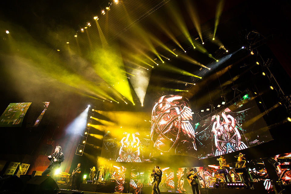 Casi 800 paneles de video AV2X de ADJ crean espectacular fondo para la icónica presentación de las estrellas mexicanas Emmanuel y Mijares.